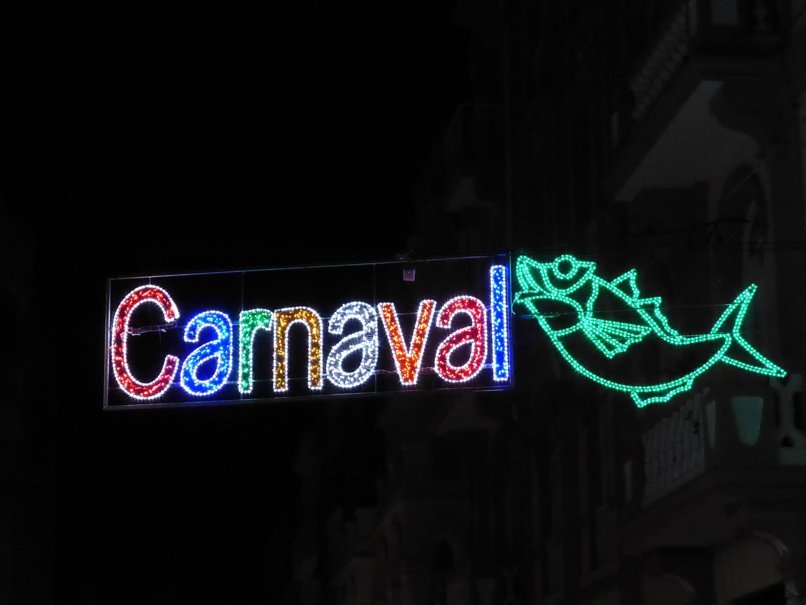 Световая вывеска «Carnaval» с сардиной над улицей Санта-Круса